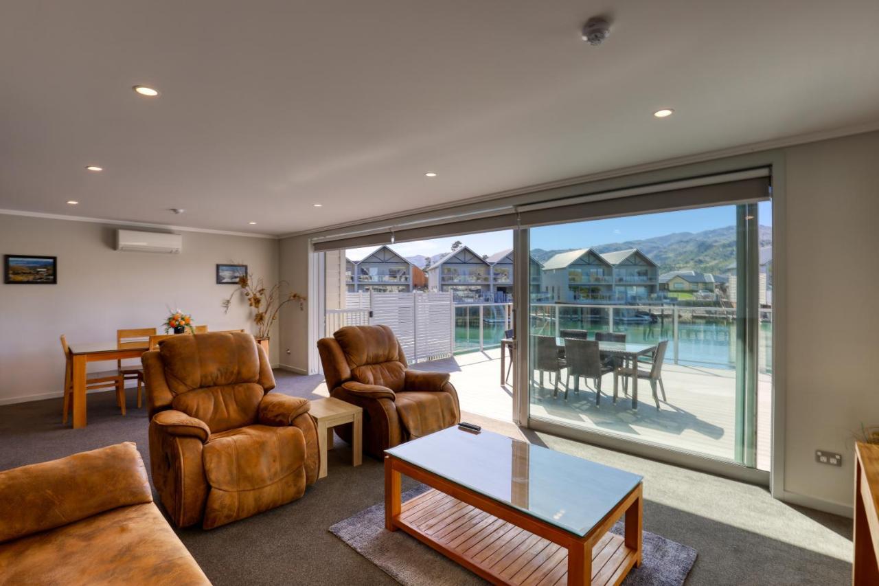 Marsden Lake Resort Central Otago Cromwell Exterior foto A living room with sliding doors